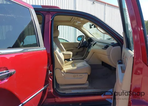 2010 Cadillac Escalade Esv Luxury z USA, uszkodzony, nr VIN 1GYUKHEF3AR224524